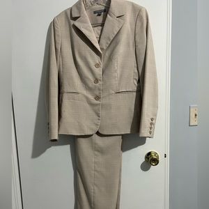Ann Taylor petite suit size 6